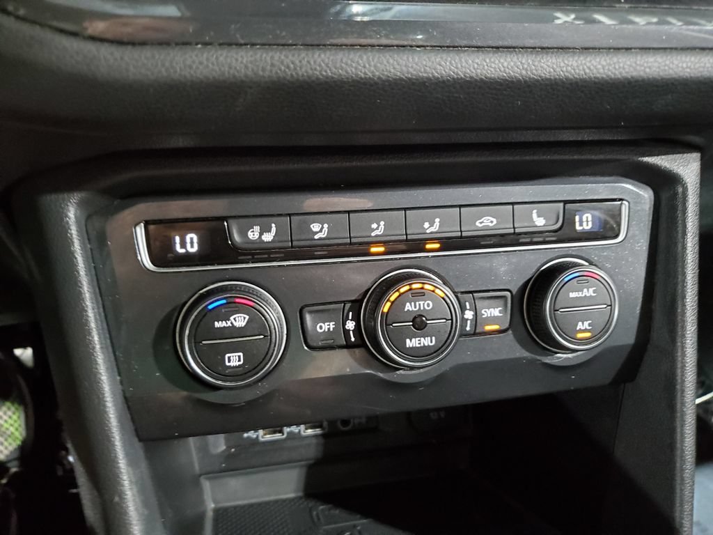 Used 2020 Volkswagen Tiguan SEL FWD image 28