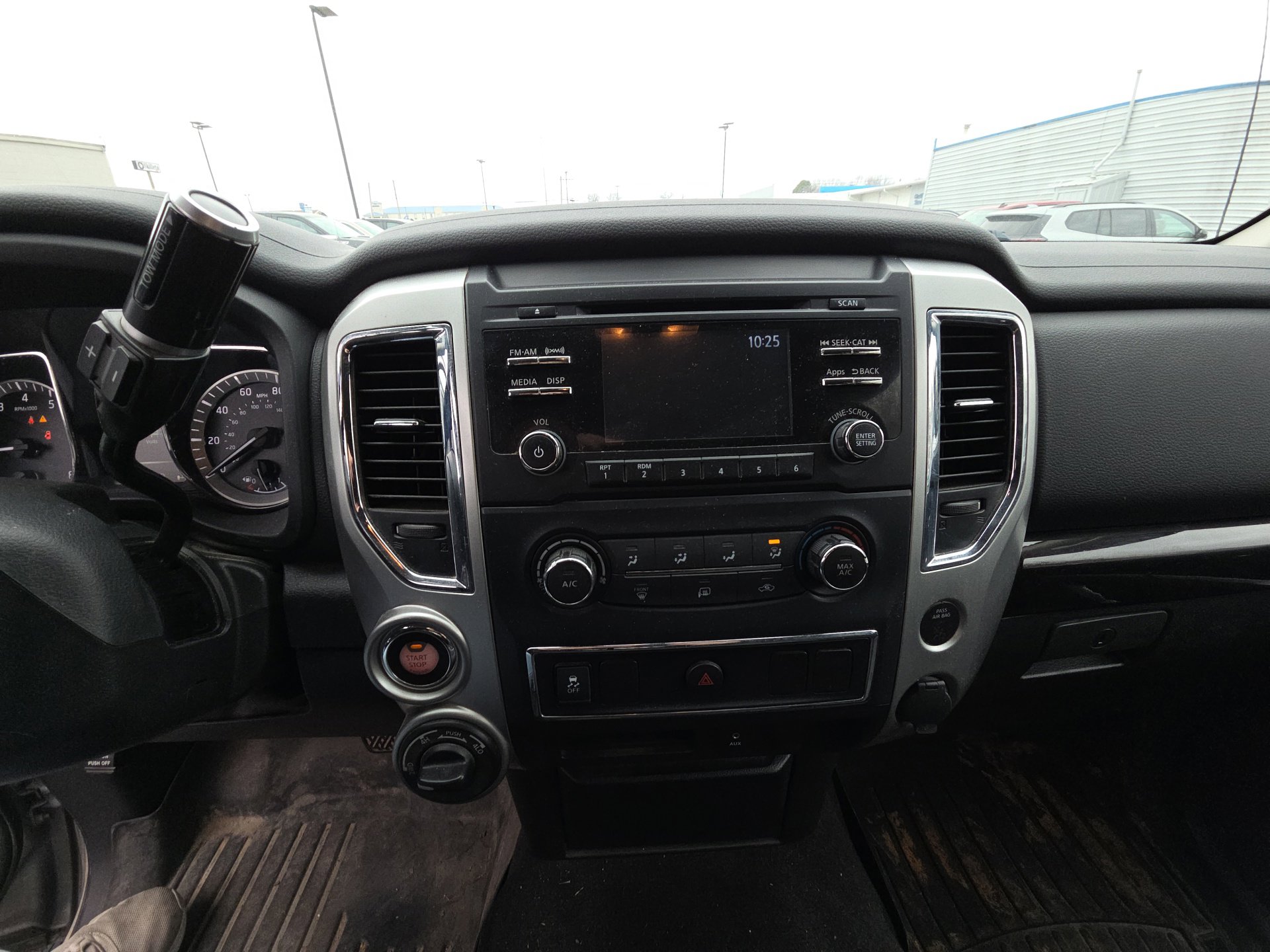 Used 2017 Nissan Titan SV image 10
