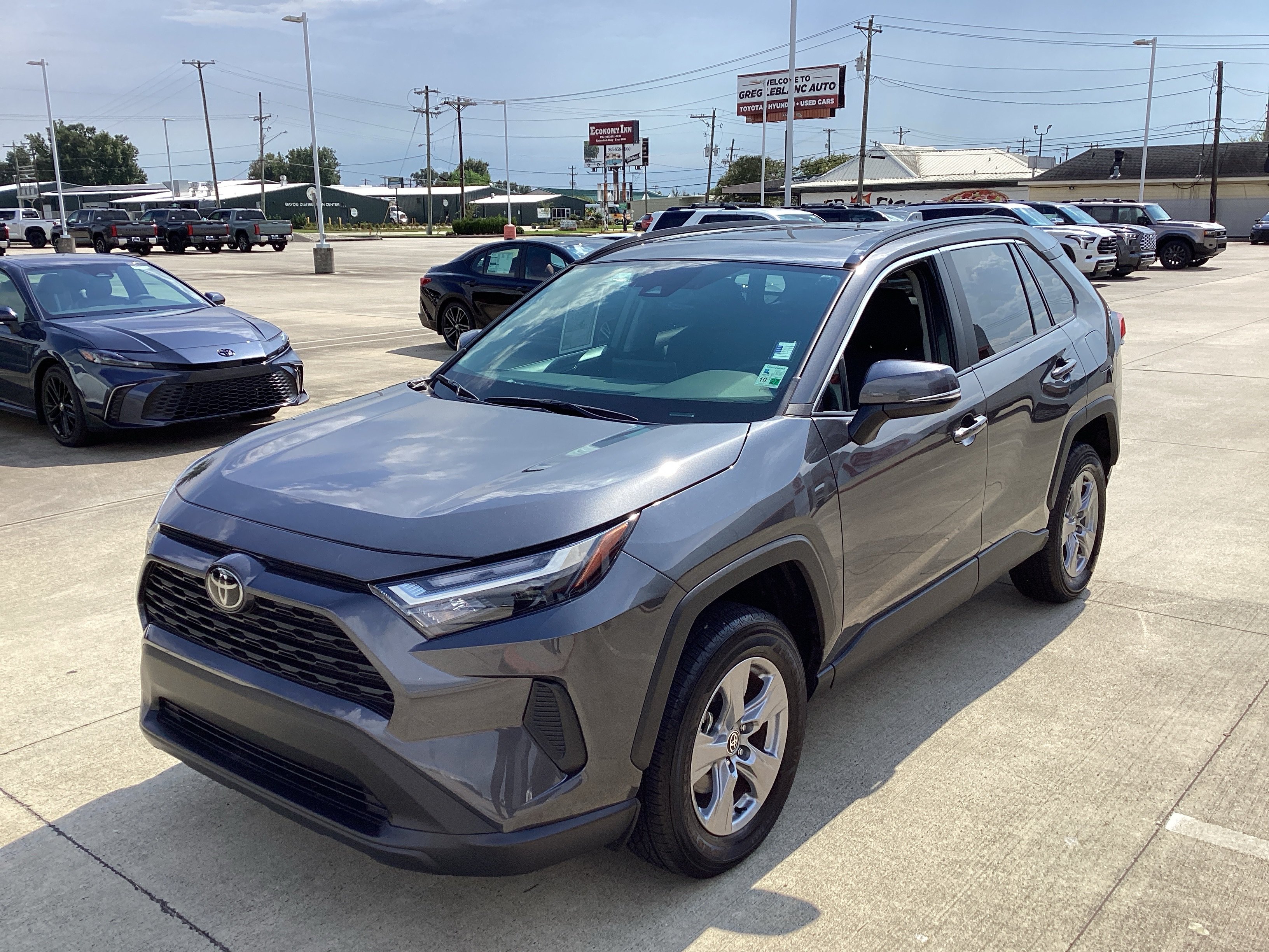 Used 2025 Toyota RAV4 XLE w/ Convenience Package AWD/4WD image 3