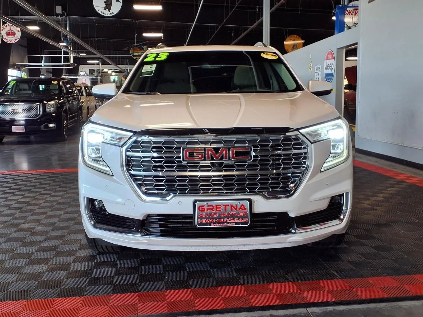 Used 2023 GMC Terrain Denali w/ Denali Premium Package AWD/4WD image 2