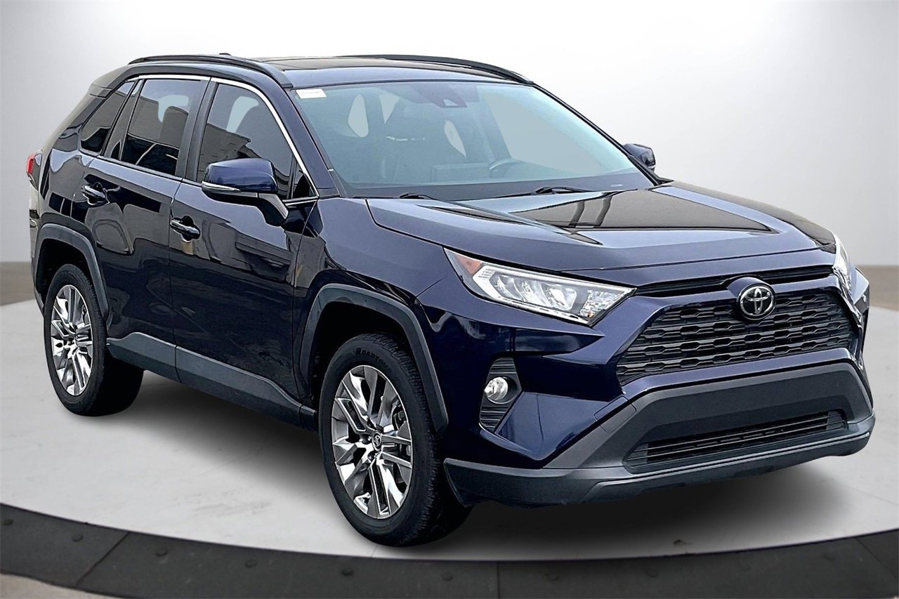 Used 2020 Toyota RAV4 XLE Premium image 2