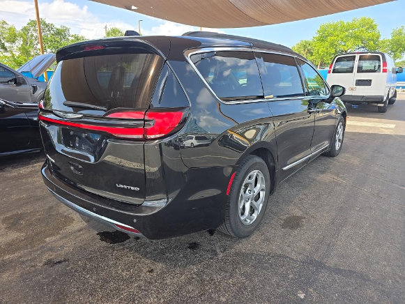 Used 2023 Chrysler Pacifica Limited FWD image 6