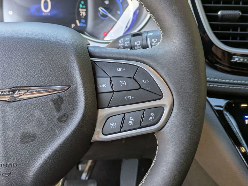 Used 2025 Chrysler Pacifica Select image 20