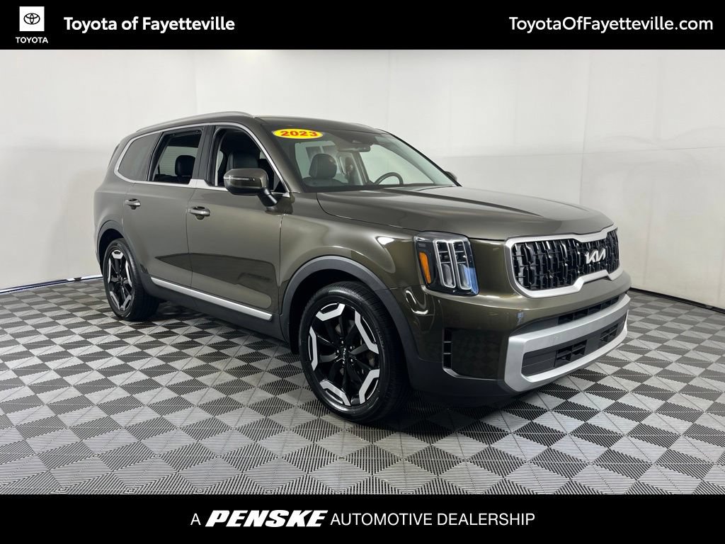 Used 2023 Kia Telluride EX w/ EX Captain's Chair Package FWD image 14