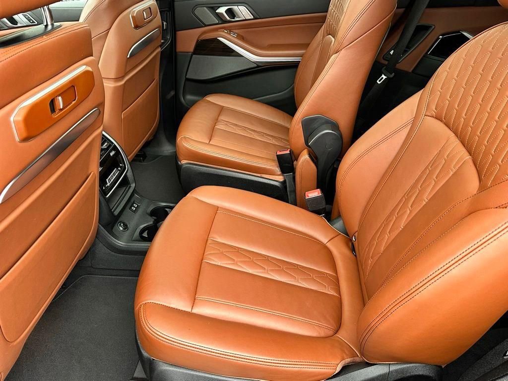 Used 2024 BMW X7 xDrive40i w/ Executive Package image 7