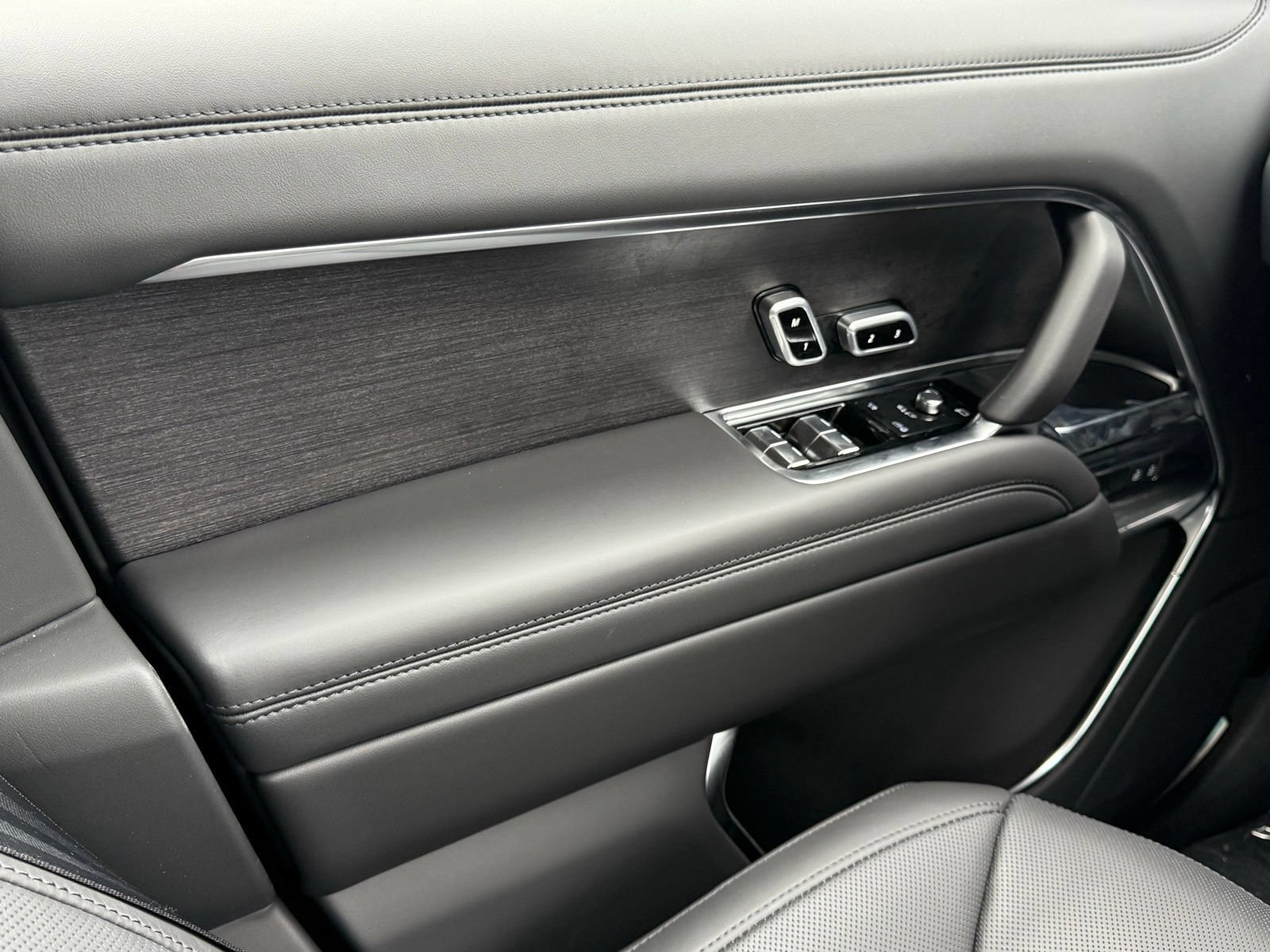 New 2025 Land Rover Range Rover SE AWD/4WD image 37