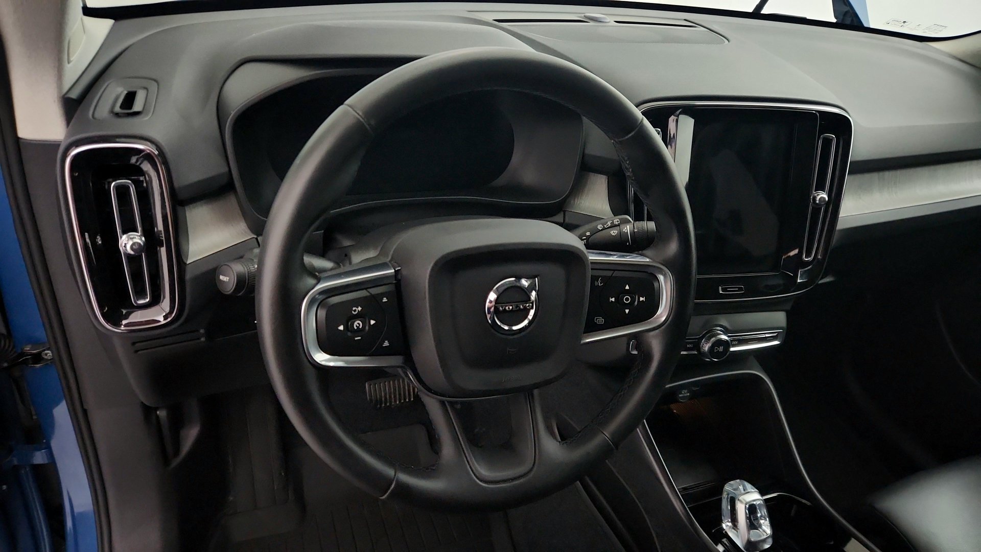 Used 2025 Volvo XC40 B5 Plus AWD/4WD image 3