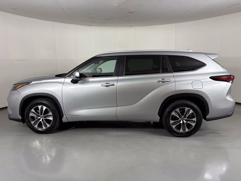 Used 2024 Toyota Highlander XLE FWD image 5