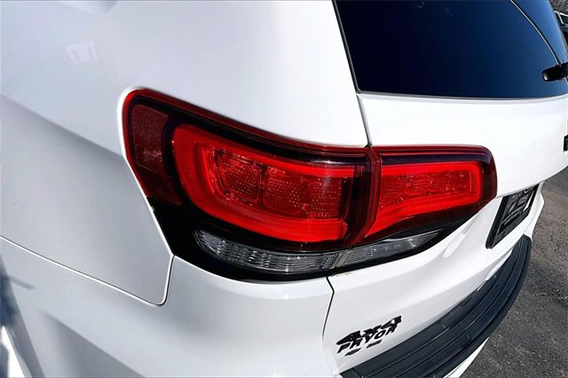 Used 2020 Jeep Grand Cherokee Altitude image 23