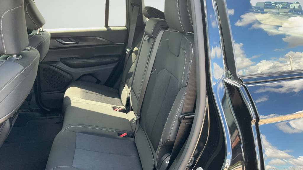 Used 2025 Jeep Grand Cherokee Laredo X RWD image 19
