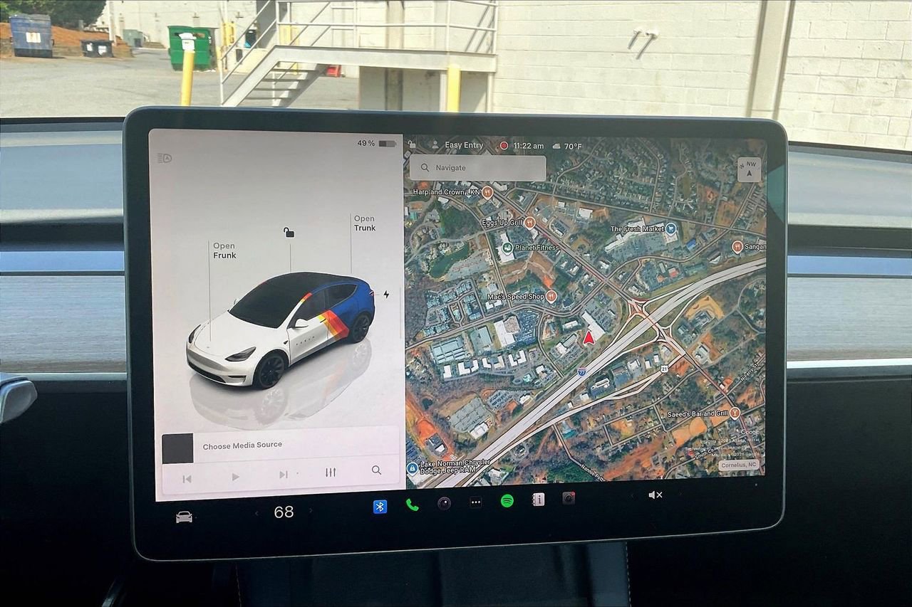 Used 2022 Tesla Model Y Long Range image 14