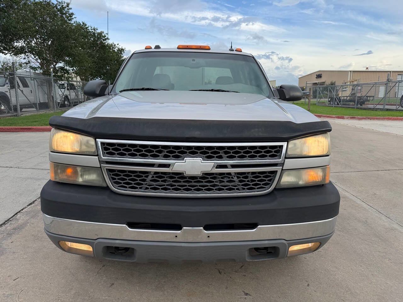 Used 2005 Chevrolet Silverado 3500 LT w/ Heavy-Duty Power Package AWD/4WD image 7