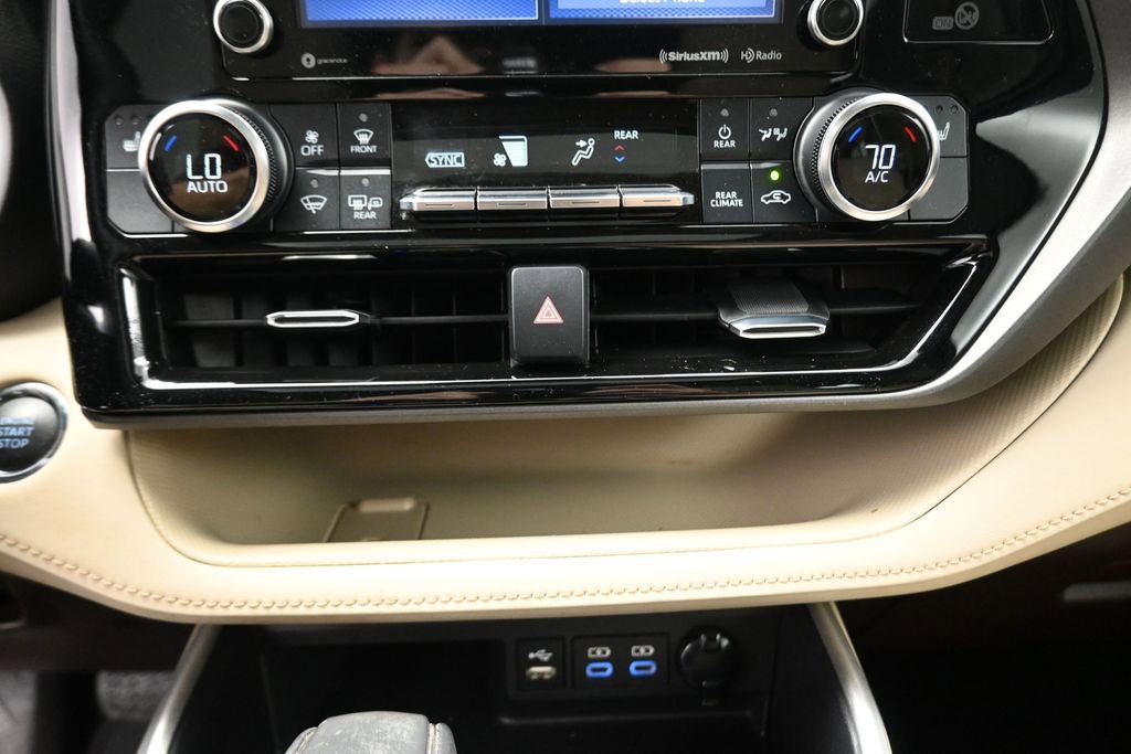 Used 2022 Toyota Highlander XLE FWD image 9