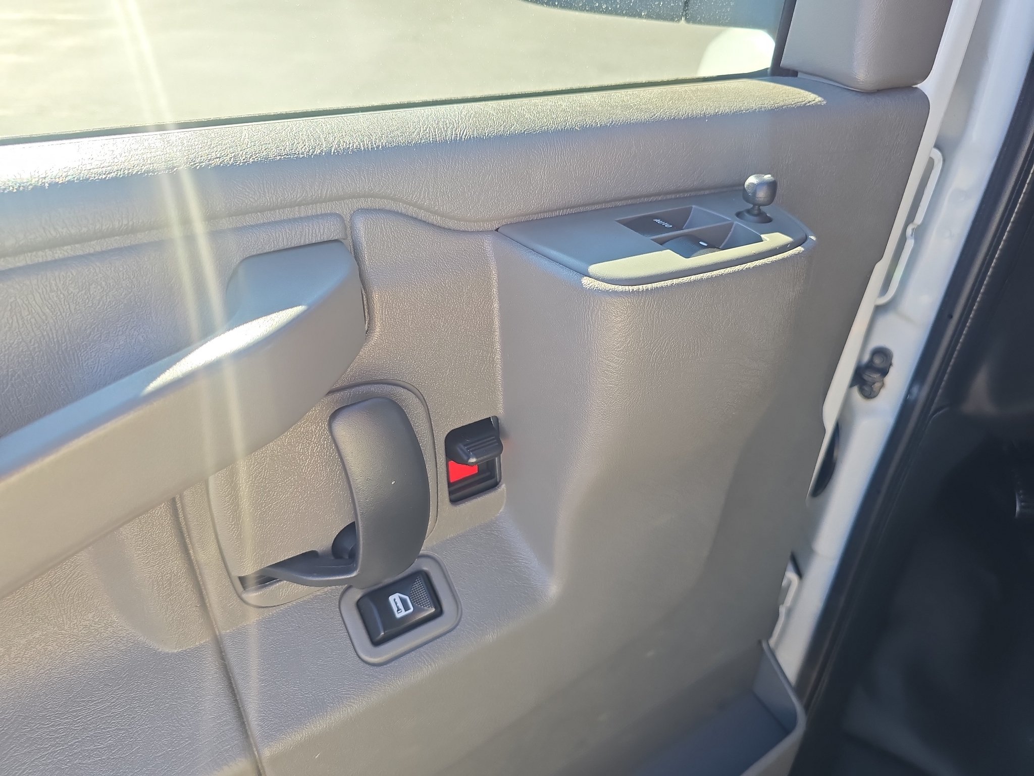 Used 2018 Chevrolet Express 2500 w/ Driver Convenience Package RWD image 10