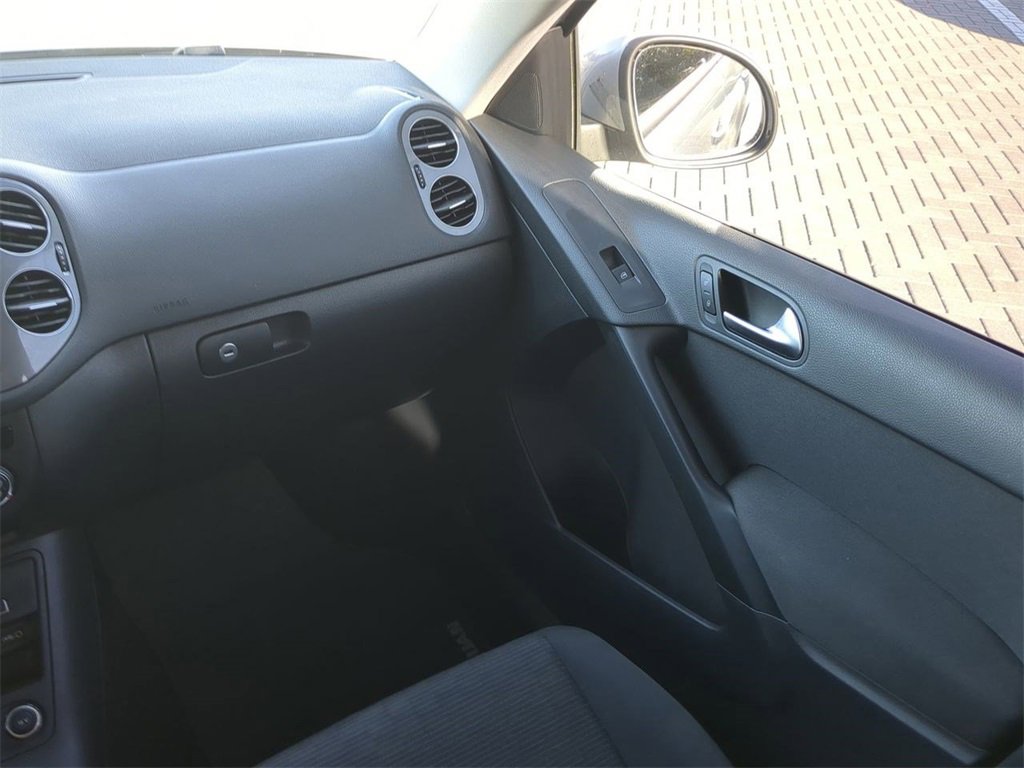 Used 2017 Volkswagen Tiguan Limited w/ Premium Package image 18