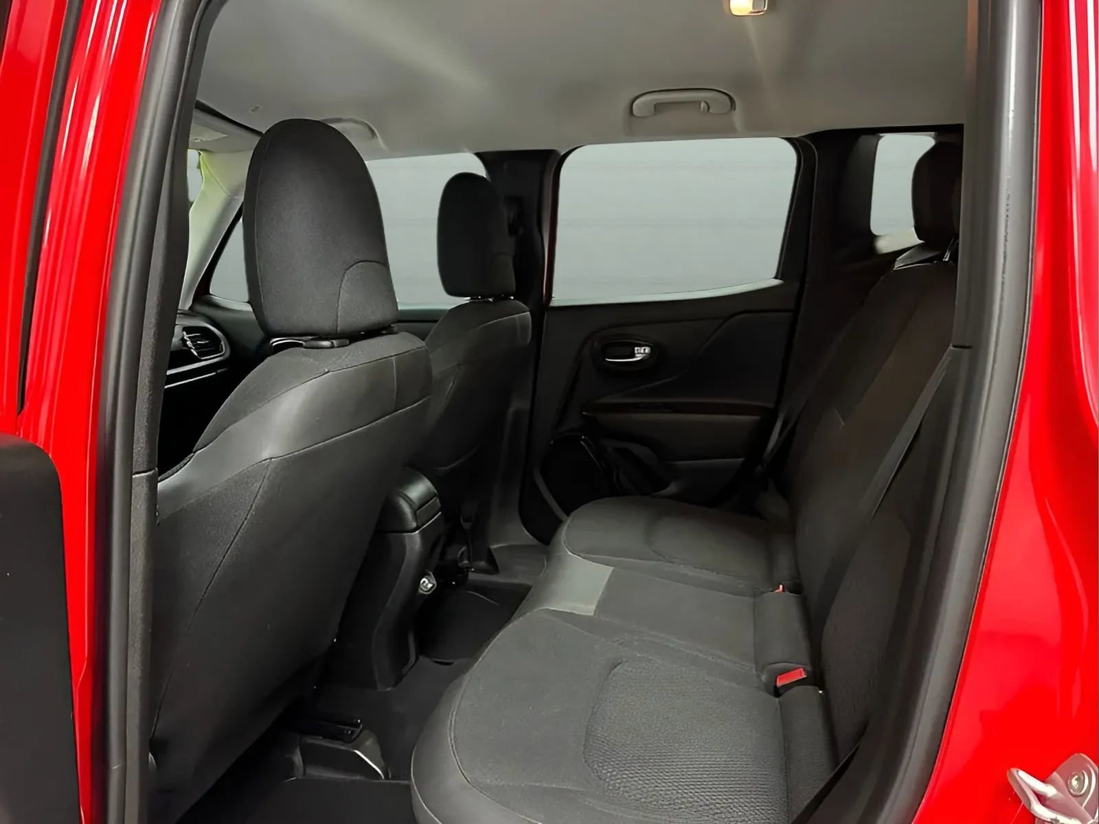 Used 2018 Jeep Renegade Altitude FWD image 11