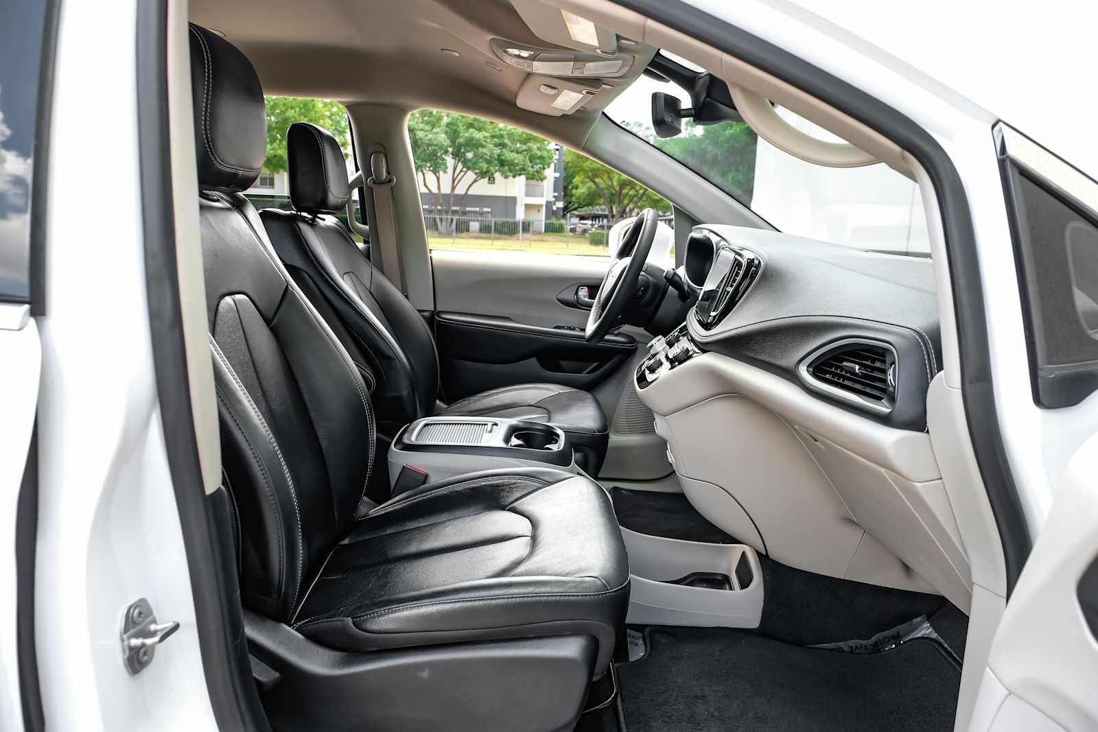 Used 2022 Chrysler Pacifica Touring-L AWD/4WD image 35
