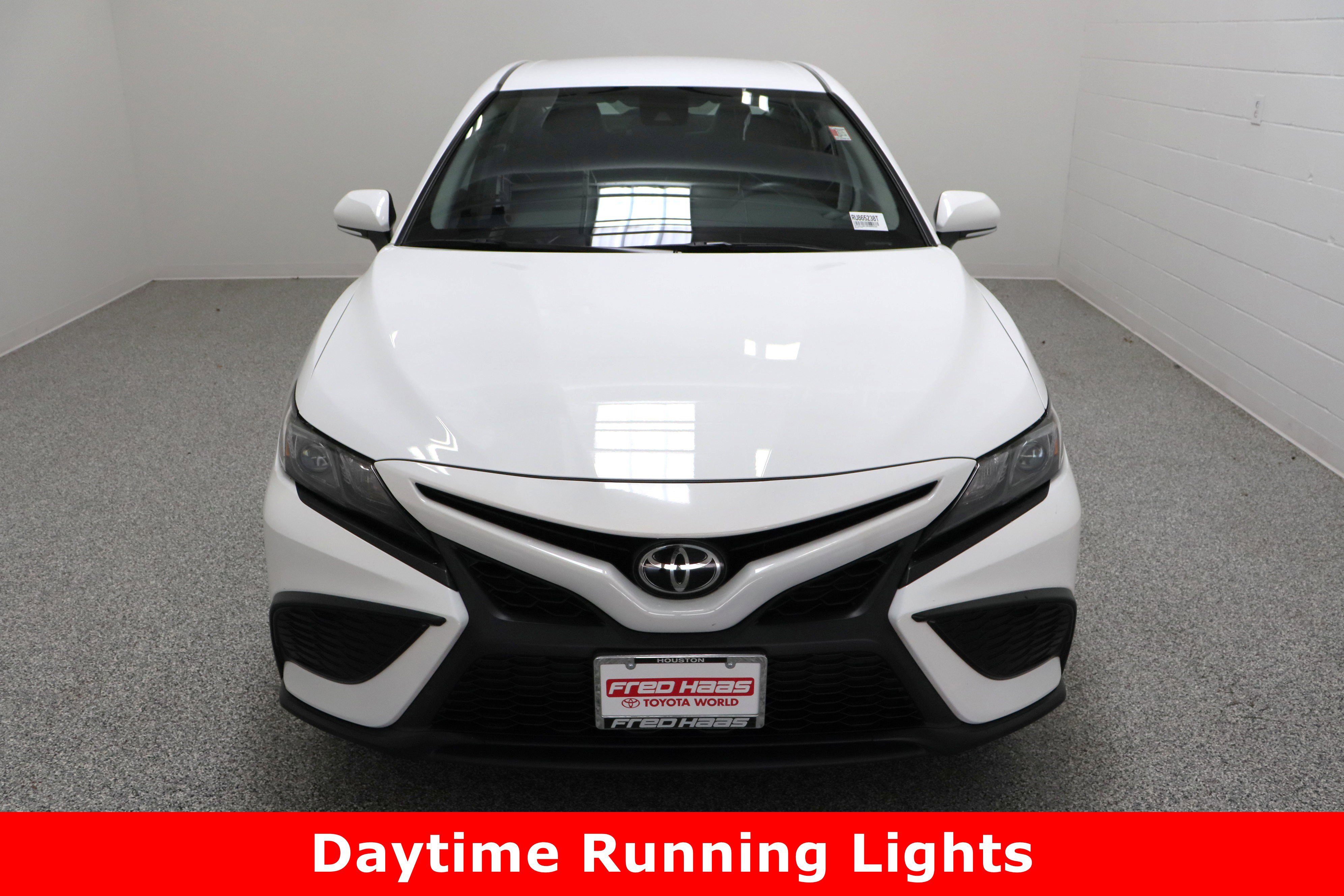 Used 2024 Toyota Camry SE image 3
