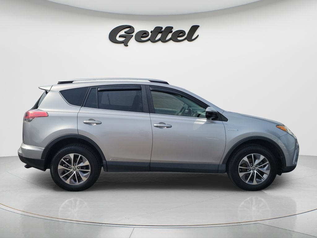 Used 2017 Toyota RAV4 XLE w/ Convenience Package AWD/4WD image 4