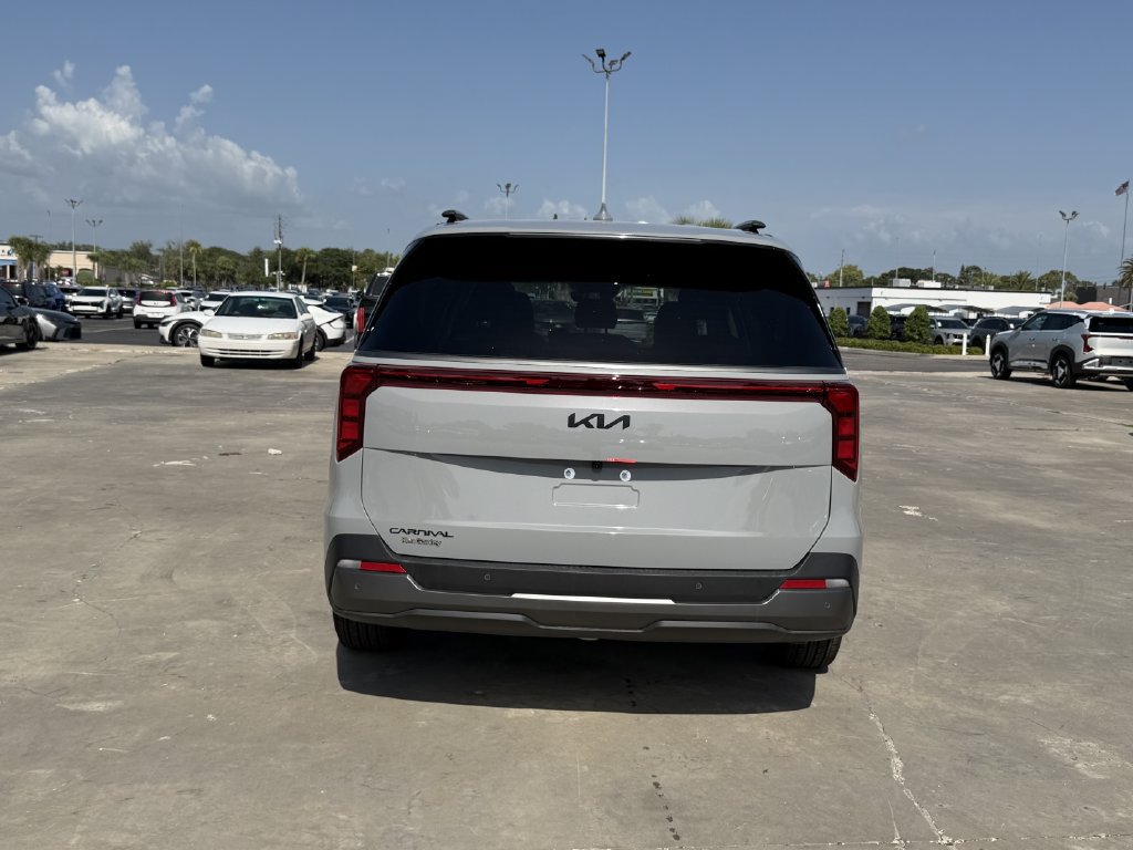 New 2026 Kia Carnival SX w/ SX Dark Edition Package FWD image 5