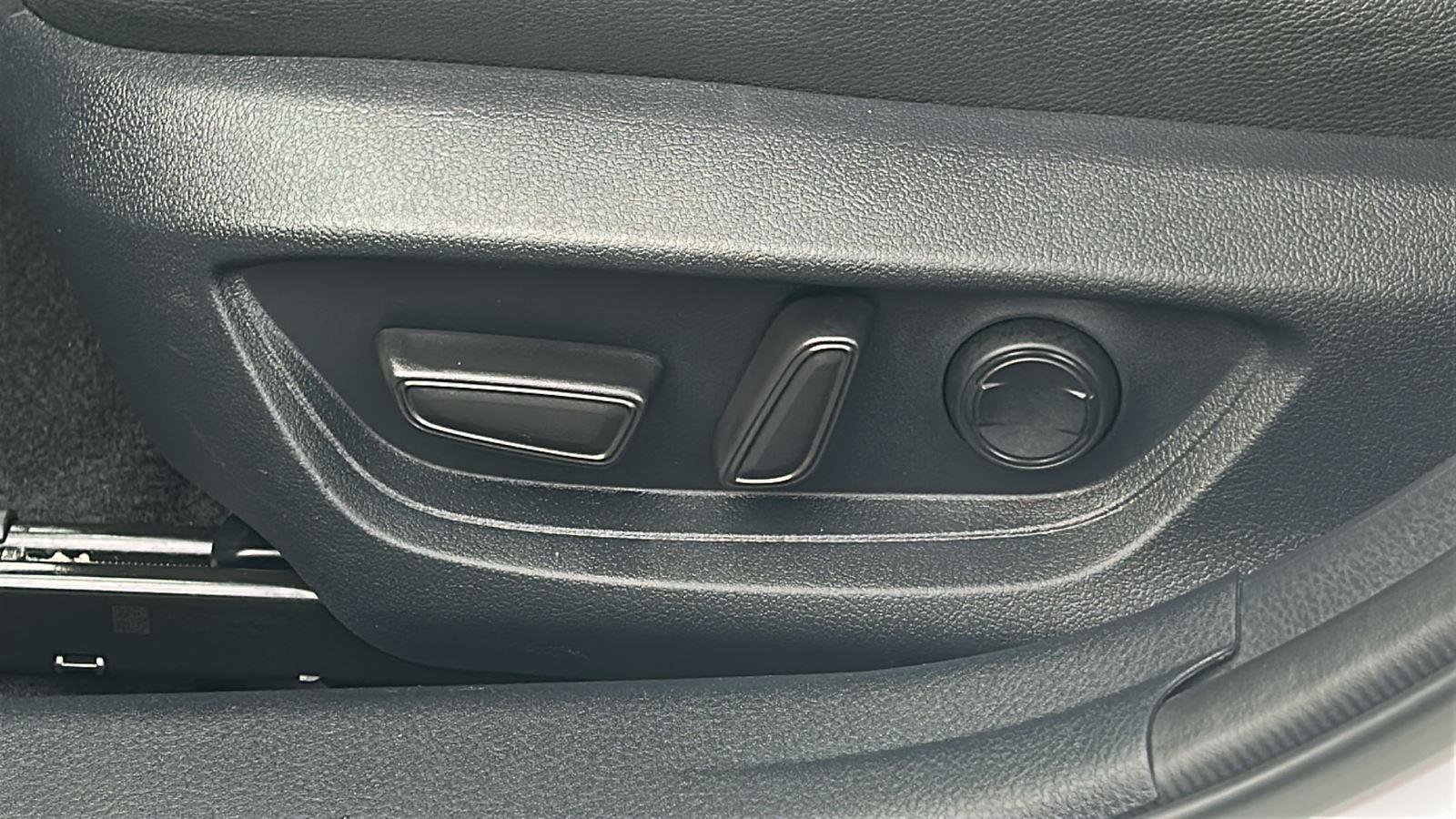 Used 2025 Toyota Camry SE w/ Convenience Package image 31