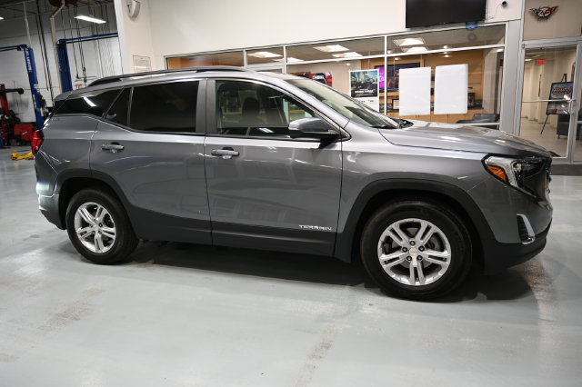 Used 2021 GMC Terrain SLE w/ Driver Convenience Package FWD image 4