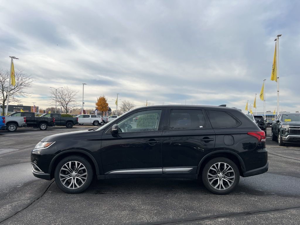 Used 2017 Mitsubishi Outlander SE image 3