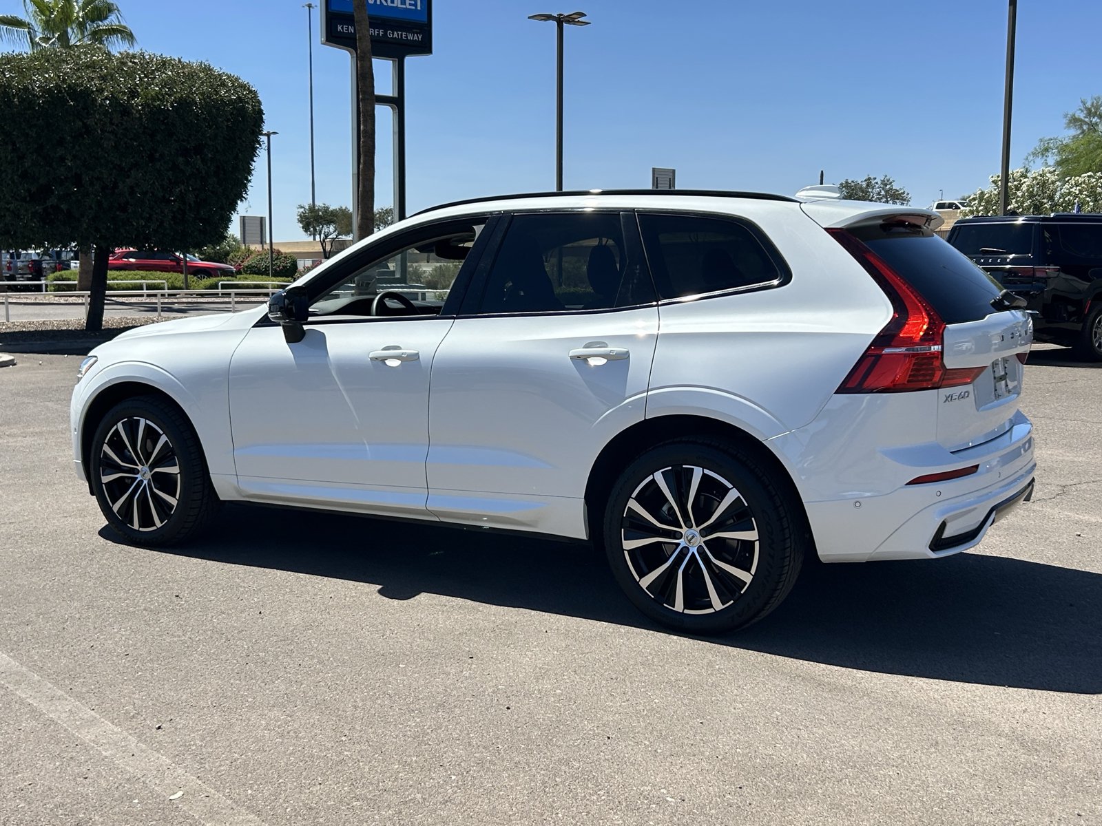 Used 2023 Volvo XC60 B5 Plus w/ Protection Package AWD/4WD image 3
