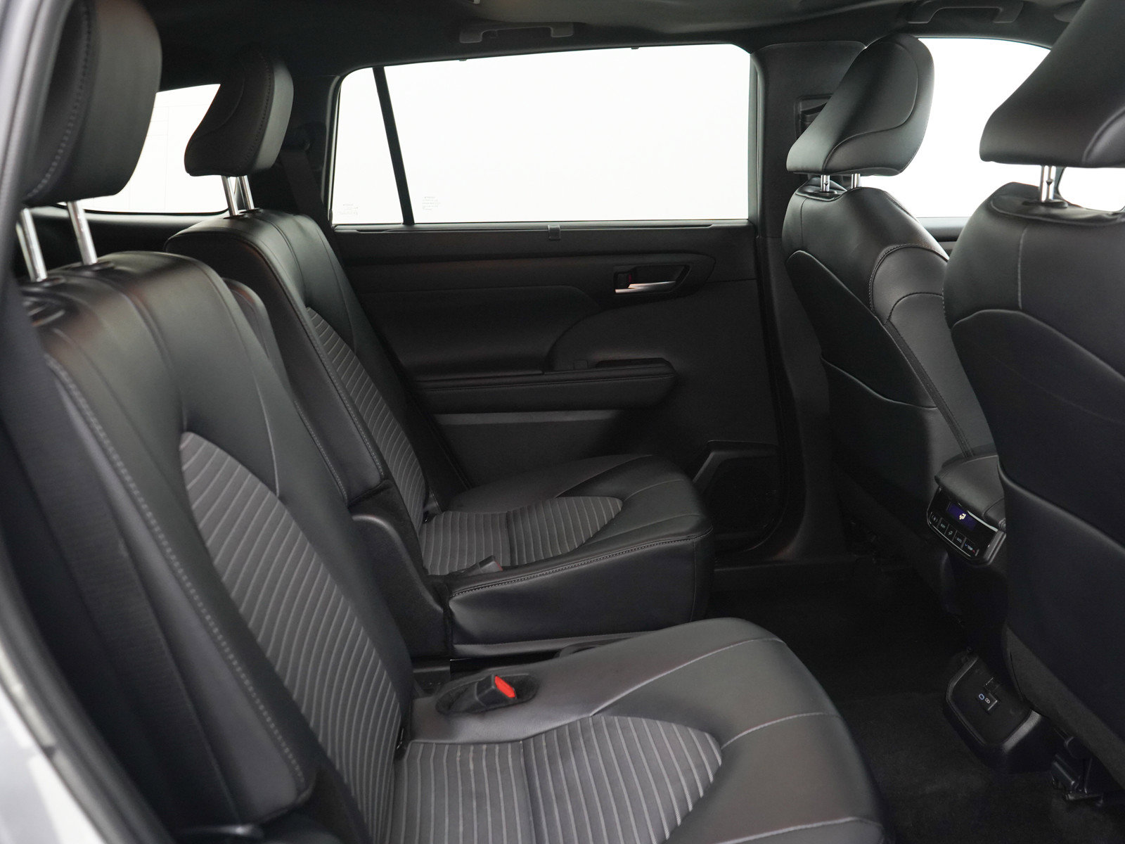 Used 2025 Toyota Highlander XSE AWD/4WD image 14