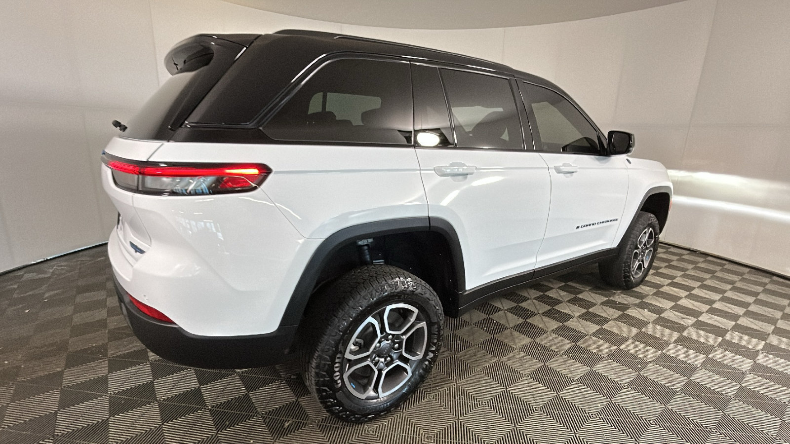 Used 2024 Jeep Grand Cherokee Trailhawk AWD/4WD image 3