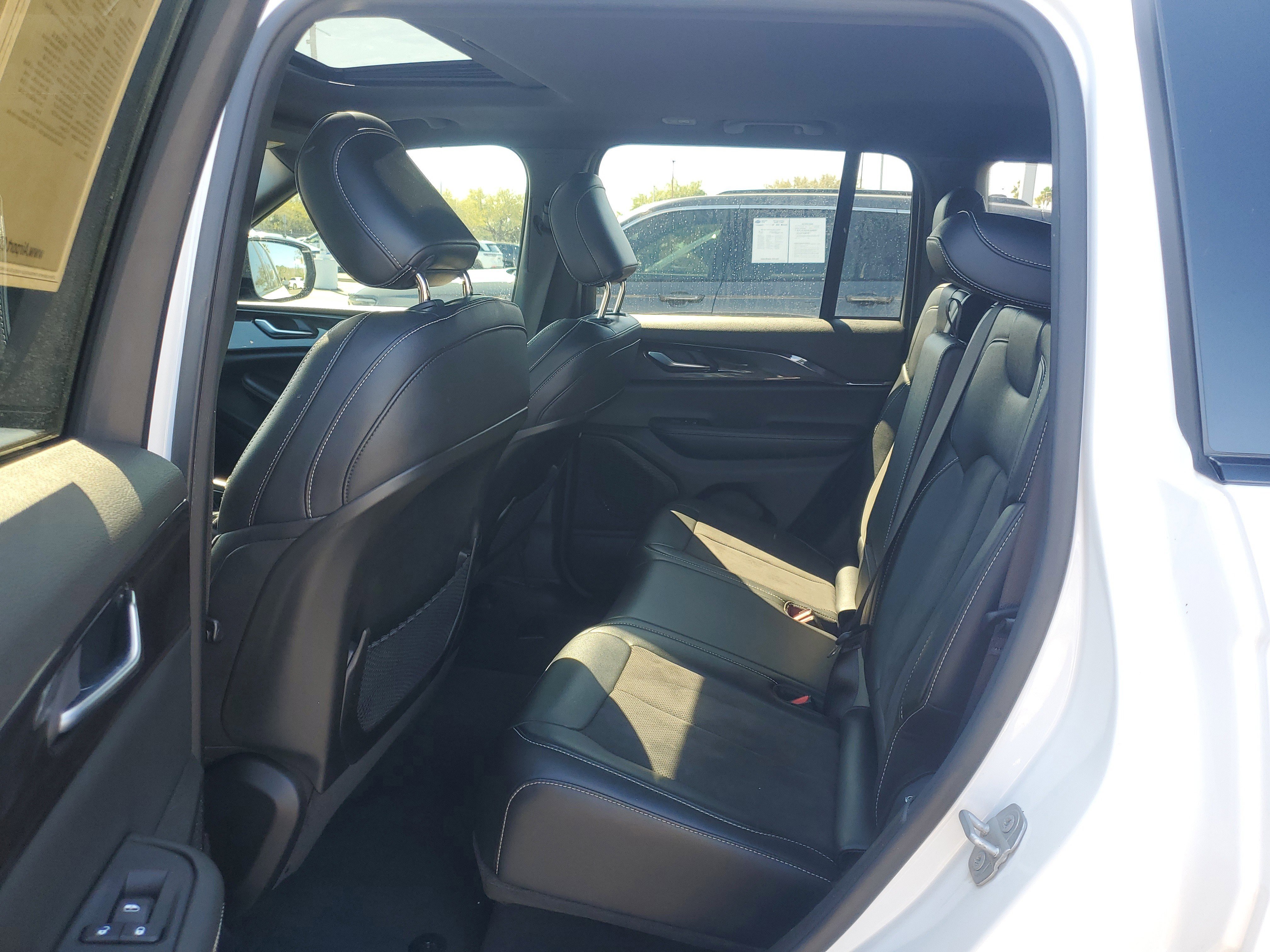 Used 2023 Jeep Grand Cherokee Altitude image 7