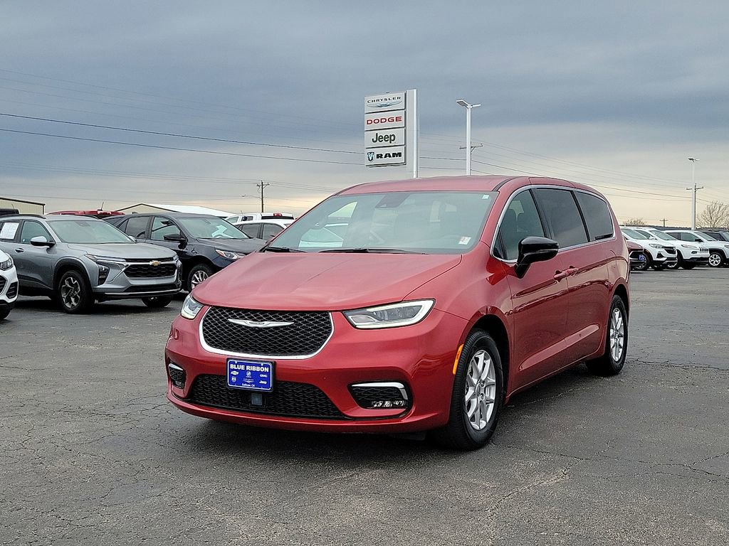 Used 2025 Chrysler Pacifica Select image 2