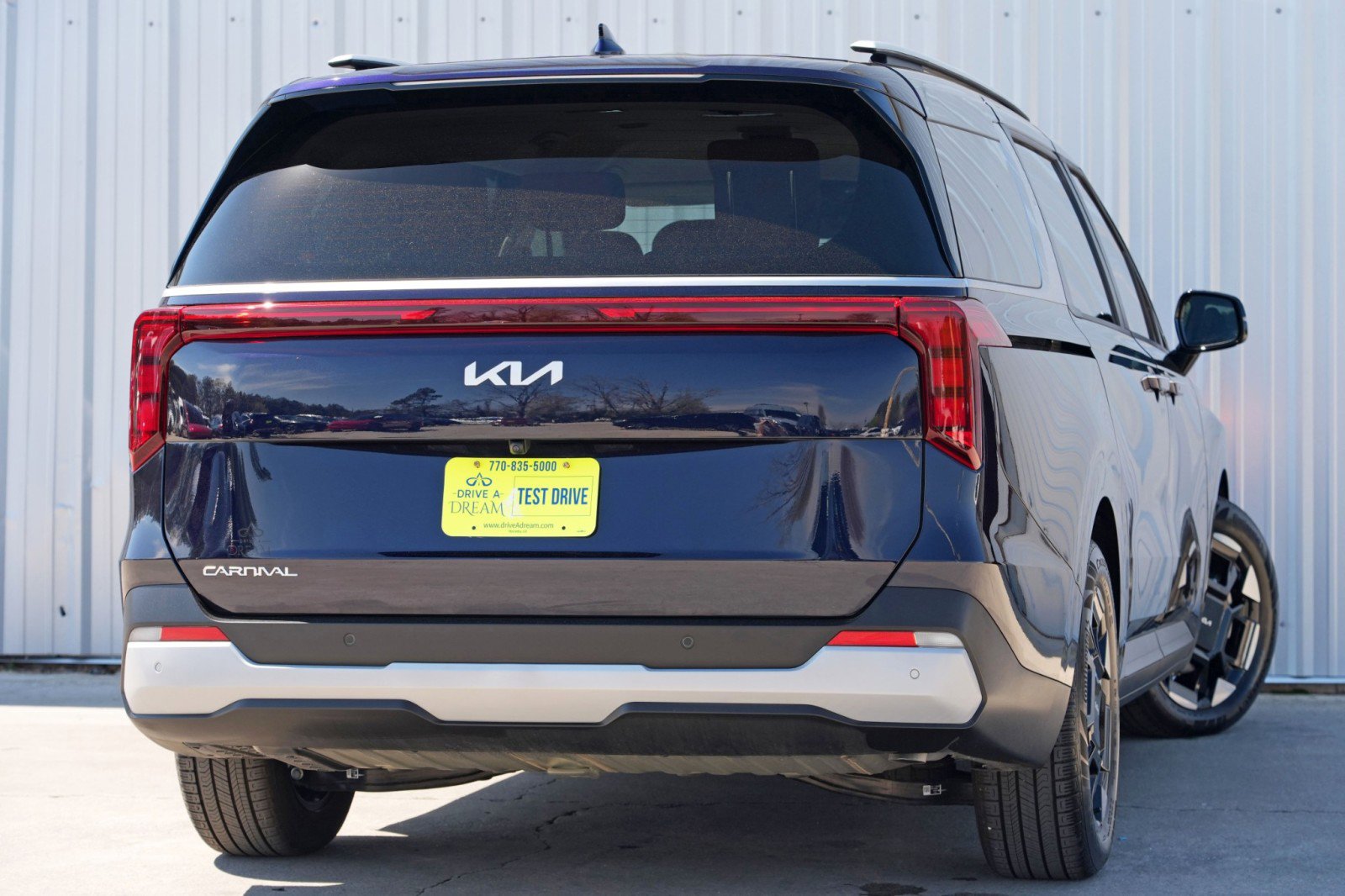 Used 2025 Kia Carnival EX FWD image 5