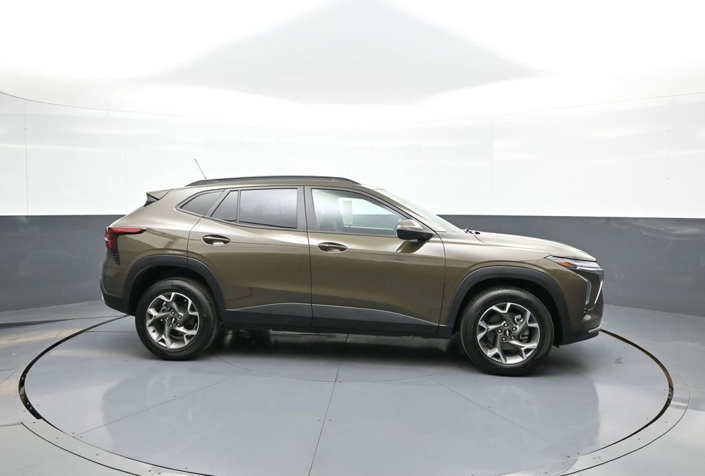 Used 2024 Chevrolet Trax LT w/ Driver Confidence Package image 5