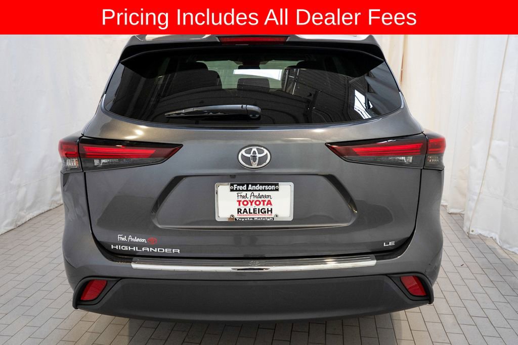 Used 2024 Toyota Highlander LE FWD image 4
