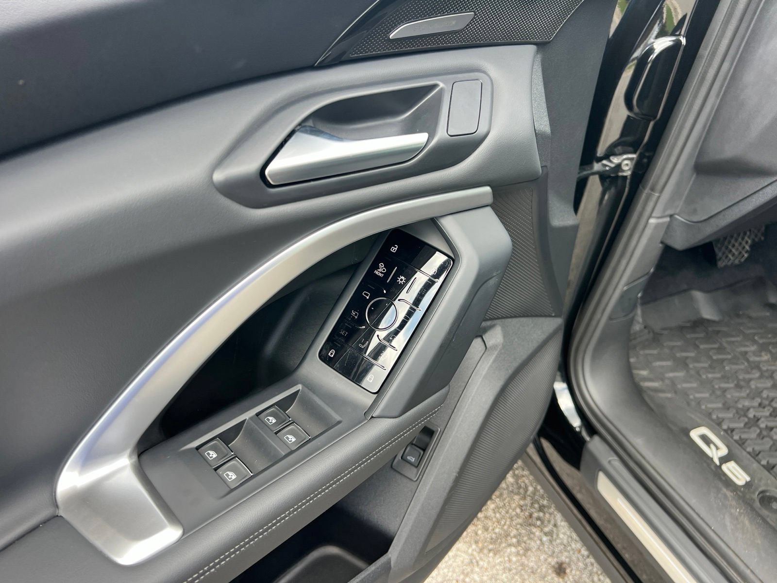 Used 2025 Audi Q5 Premium Plus w/ Premium Plus AWD/4WD image 24
