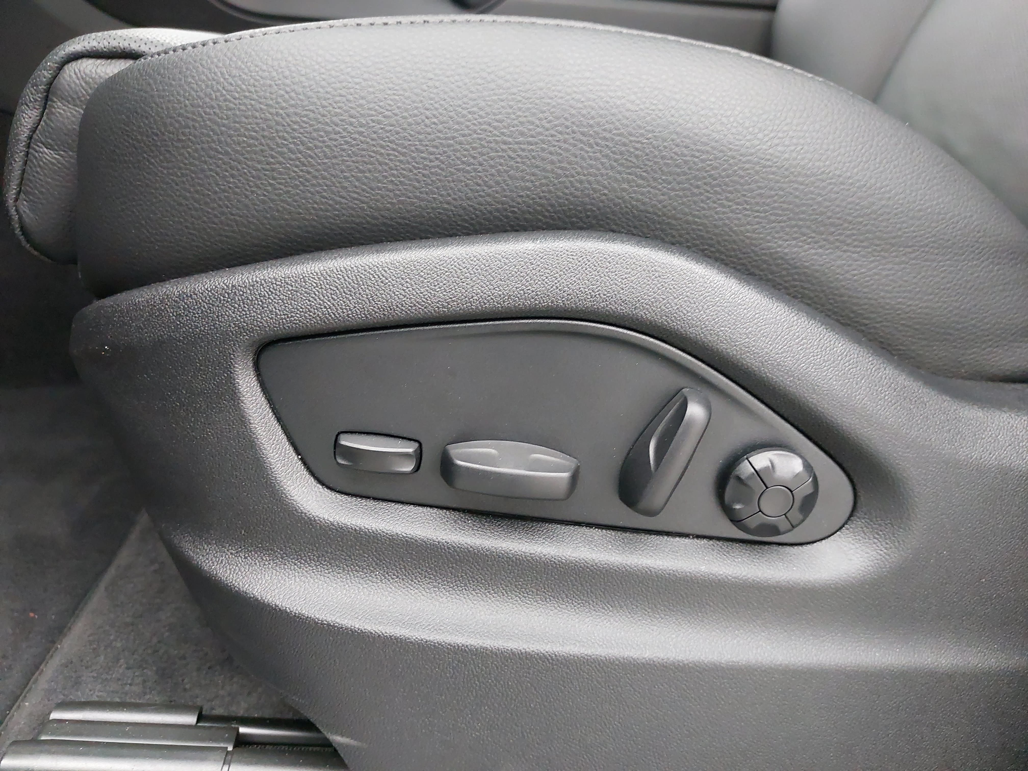 Certified 2026 Porsche Cayenne AWD/4WD image 31