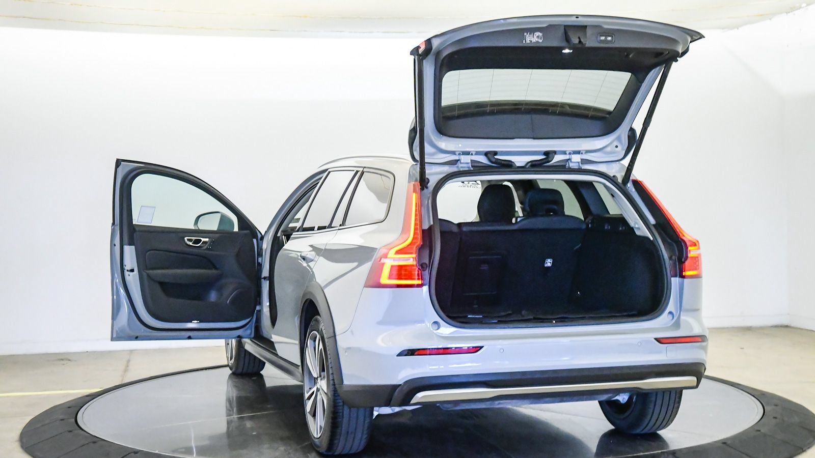 Certified 2025 Volvo V60 B5 Cross Country Plus AWD/4WD image 25