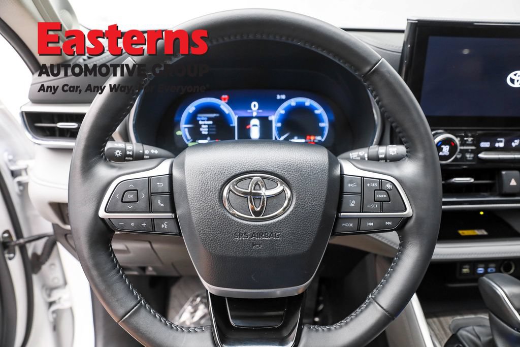 Used 2024 Toyota Highlander Platinum AWD/4WD image 10