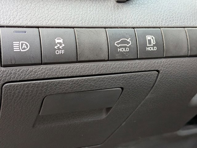 Used 2020 Toyota Camry SE image 10