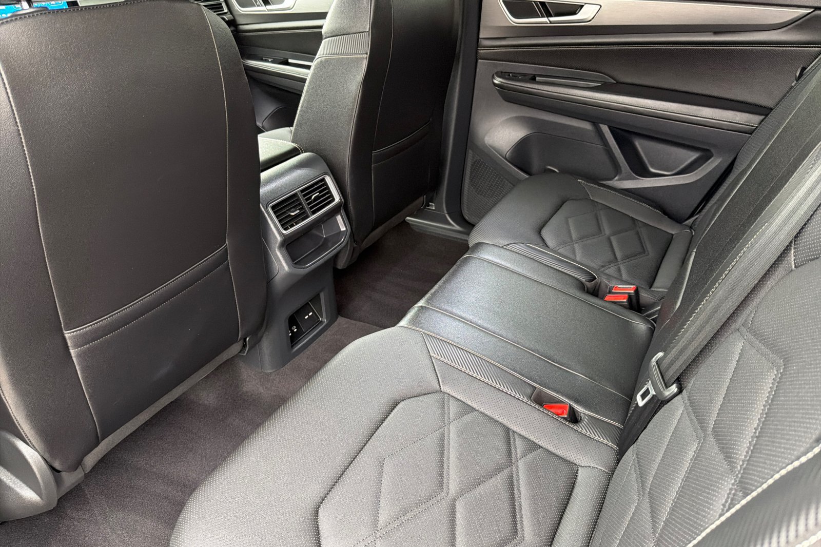 Used 2024 Volkswagen Atlas Cross Sport SE FWD image 12