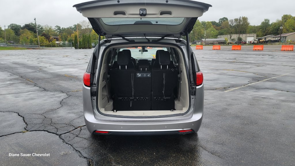 Used 2018 Chrysler Pacifica Touring-L FWD image 11
