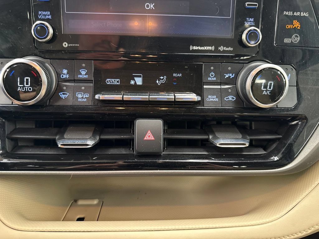 Used 2022 Toyota Highlander XLE AWD/4WD image 34