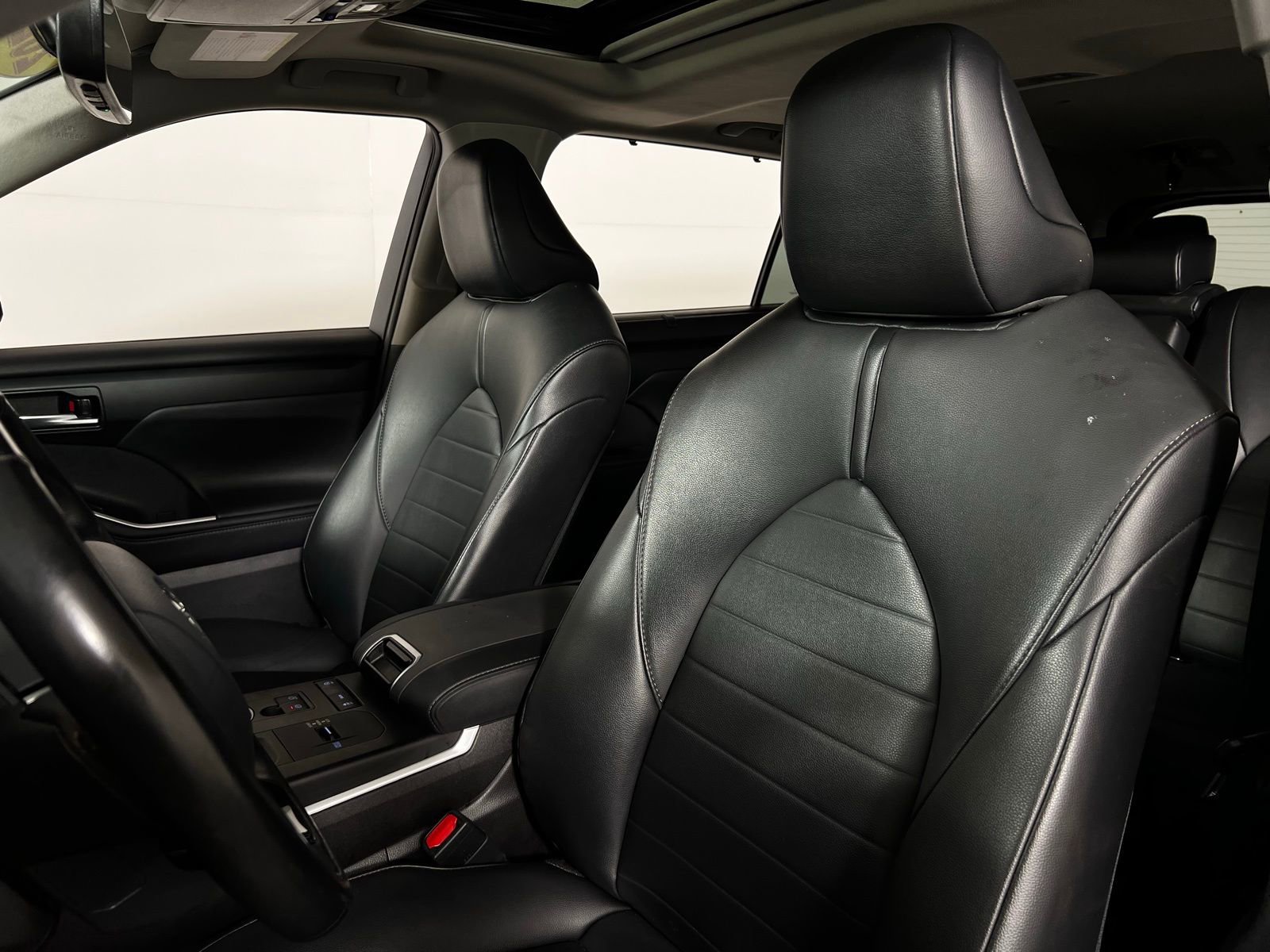 Used 2021 Toyota Highlander XLE FWD image 13