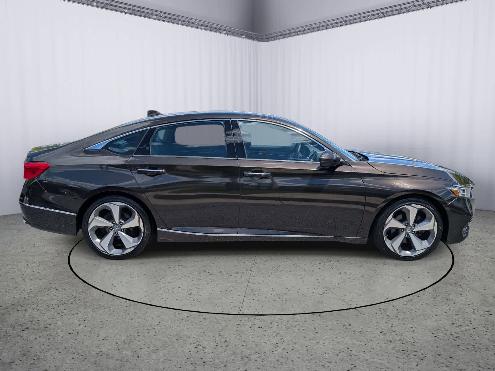 Certified 2018 Honda Accord Touring image 2