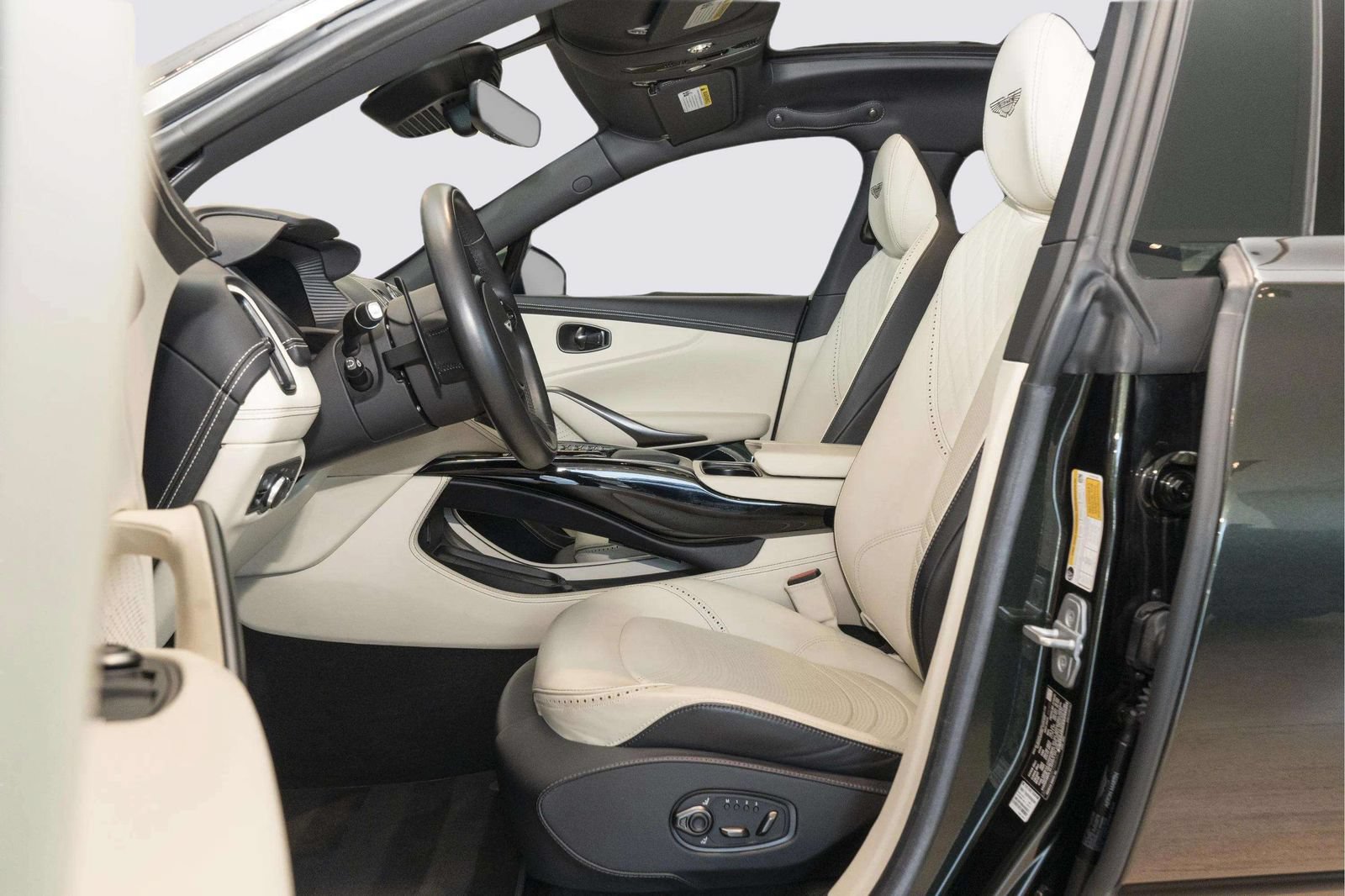 Used 2024 Aston Martin DBX AWD/4WD image 11