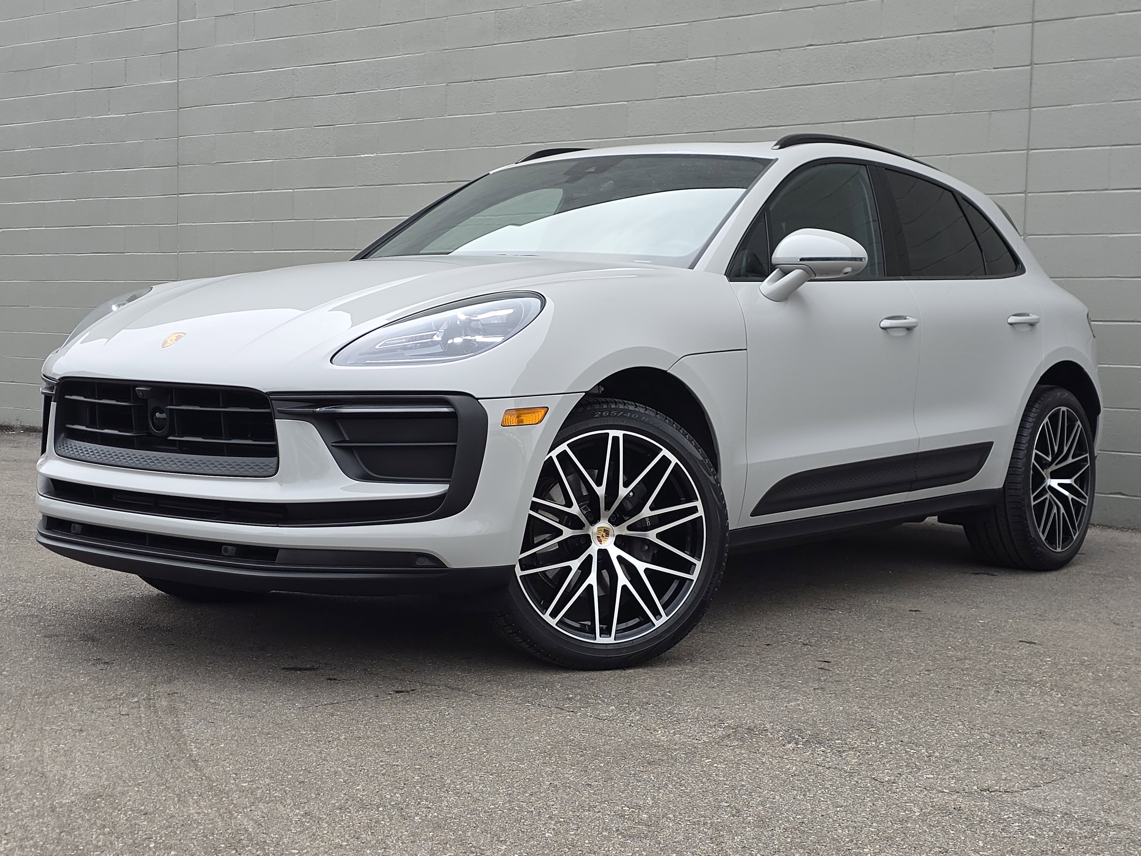 Certified 2025 Porsche Macan AWD/4WD image 1