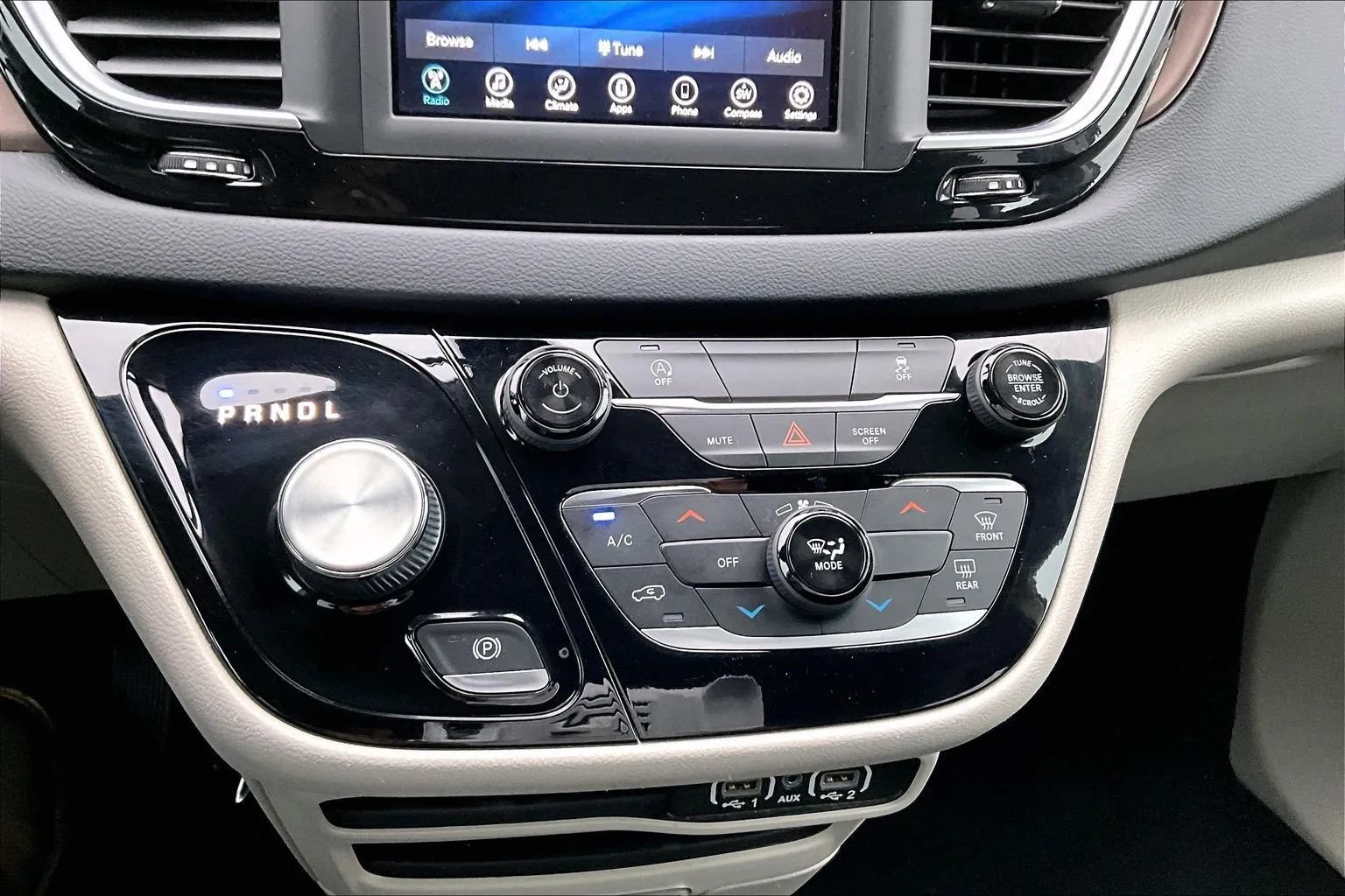 Used 2021 Chrysler Voyager L FWD image 14