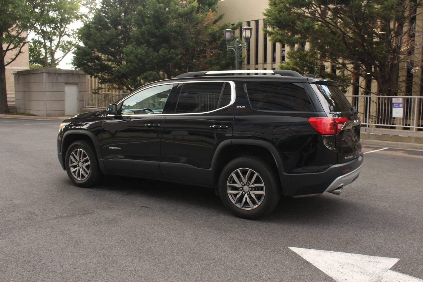 Used 2019 GMC Acadia SLE w/ LPO, Floor Liner Package FWD image 9