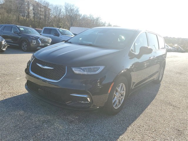 Used 2024 Chrysler Pacifica Touring-L image 7